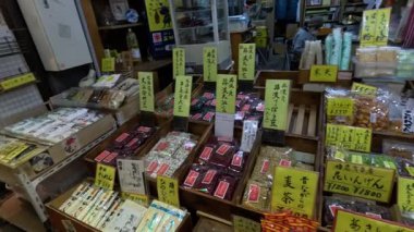 Ürünleri gösteren işlek bir pazar tezgahı