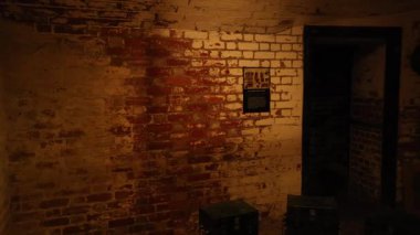 Loş bir sığınaktaki askerler