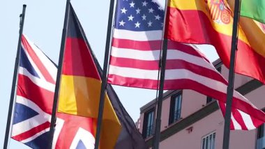 Sorrento 'da dalgalanan çeşitli ülkelerin bayrakları