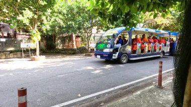 Korat Hayvanat Bahçesi, Tayland yolcularıyla dolu bir tramvay.