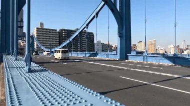 Gündüz vakti çeşitli araçlar köprüden geçer..