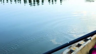 Suyun içinde hareket eden bir dizi kano küreği