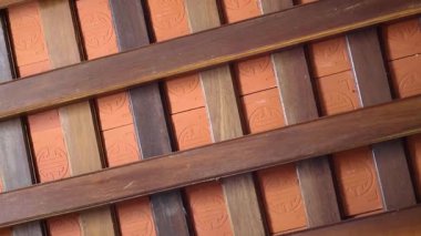 Video boyunca tutarlı ahşap çatı yapısı