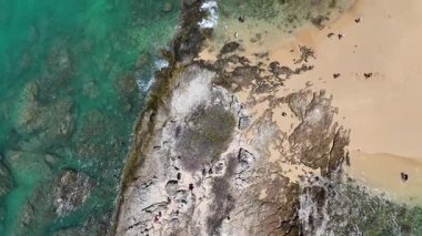 İnsansız hava aracı görüntülerinde Phuket, Tayland 'da turkuaz sular, kumlu kıyılar ve parlak gün ışığı altında kayalık oluşumlar görülüyor.
