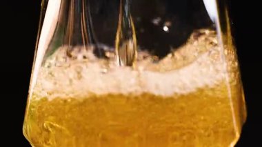 Bira dökülüyor, köpük oluşuyor ve yerleşiyor.