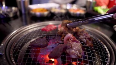 Kore barbekü ızgarasında et kızartması.