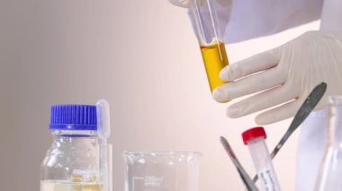 Bilim adamı bir bromol mavi deneyi yürütüyor.