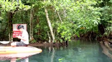 Berrak su ve yemyeşil sularda kano grupları