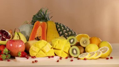 Çeşitli taze meyvelerden oluşan canlı bir karışım.