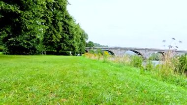 Yeşillik ve tarihi taş köprü manzarası