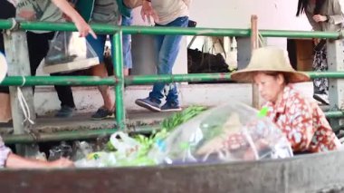 Kanaldaki teknelerden mal satan satıcılar