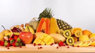 Çeşitli taze meyvelerin canlı bir gösterisi.