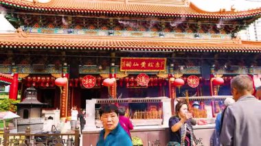 Tapınakta ayin yapan insanlar.