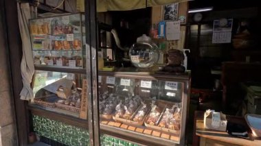 Müşteriler rahat bir Japon dükkanında geziniyor.