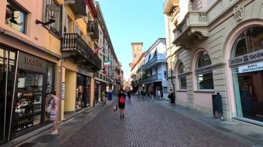 İnsanlar Alba 'nın büyüleyici alışveriş bölgesinde yürüyor.
