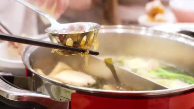 Taze malzemeli güveç çorbası hazırlıyorum.