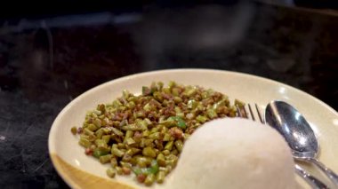 Bir tabak pirinç ve sebze yemeği.