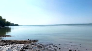 Tekneler ve uzak tepelerle sakin nehir manzarası