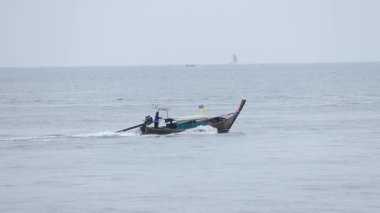 Tekne, Krabi 'nin huzurlu denizinde sorunsuzca süzülüyor.
