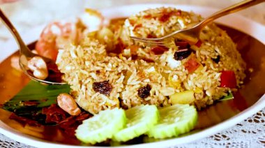 Taze malzemeli kızarmış karidesin tadını çıkarıyorum.