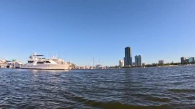 Altın Sahil Marinası 'nın yakınındaki bir tekne.