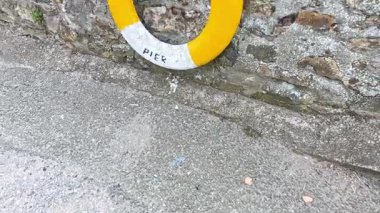 Hayat şamandırası taş iskele duvarına bağlı.