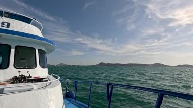 Bir balıkçı teknesi, Tayland 'ın Phuket yakınlarındaki okyanusta, açık gökyüzünün altında, yumuşak kameralarla geziniyor.