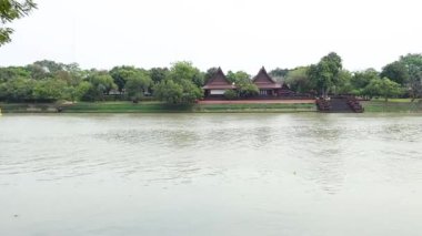 Nehir kenarındaki antik evlerin manzarası