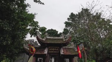 Süslü bir Asya tapınağı girişine doğru bir yürüyüş.