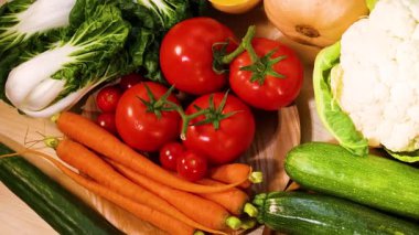 Çeşitli taze sebzeler sergileniyor.