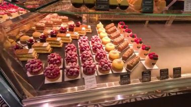 Bir pastanede çeşitli hamur işleri ve tatlılar