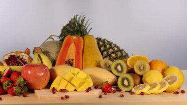 Çeşitli taze meyvelerden oluşan canlı bir karışım.