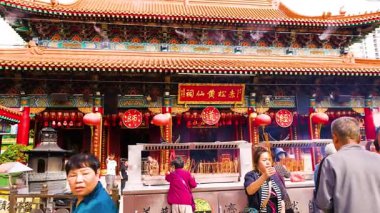 Hong Kong tapınağında ayin yapan insanlar.