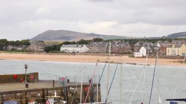 Elie plajının panoramik manzarası ve binalar