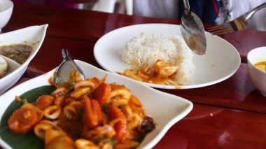 Lezzetli kalamar ve pilav.