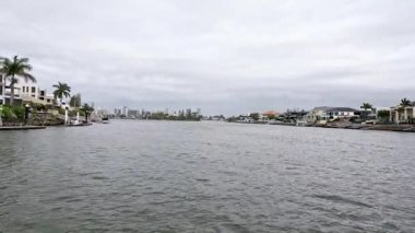 Deniz kenarındaki lüks evlerin panoramik manzarası