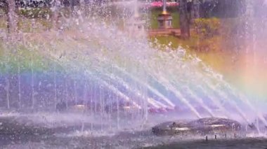 Parktaki çeşme spreyinde renkli gökkuşağı formları