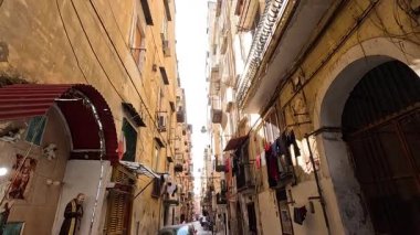 Dar sokaklar, binalar ve asılı çamaşırlar.