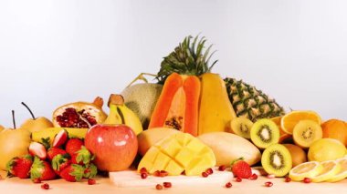 Canlı bir şekilde karışık taze meyve gösterisi.