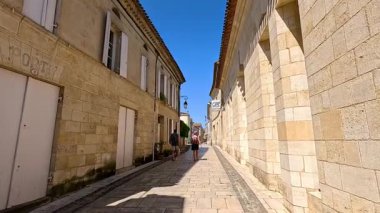 Dar, tarihi bir sokakta yürüyen insanlar