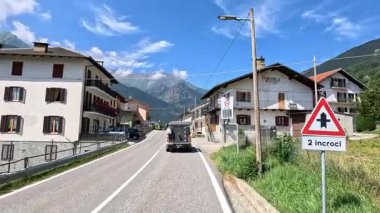 Antika bir İtalyan kasabasında manzaralı bir yolculuk.