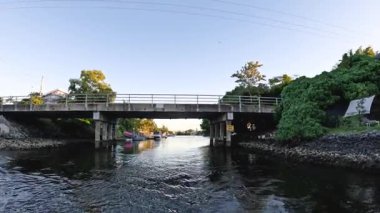 Sakin bir nehrin üzerindeki köprünün altında manzara