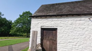 Tarihi müze binalarının etrafında manzaralı bir yürüyüş