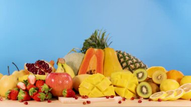 Canlı, taze, dilimlenmiş meyveler.