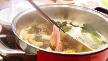 Bangkok 'ta taze malzemelerle güveç hazırlıyorum.