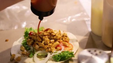 Yengeç pazarında soslu kebap.