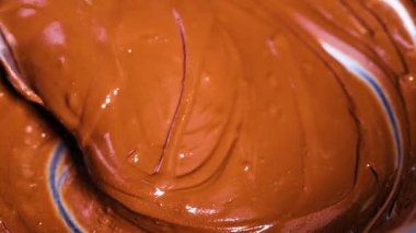 Zengin çikolatalar güzelce karıştırılıp katlanıyor.