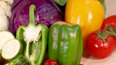 Taze sebzelerden oluşan canlı bir karışım. Renklerini ve dokularını iyi aydınlatılmış bir ortamda sergiliyorlar.