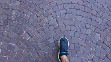 Napoli, İtalya 'da kaldırım taşı caddesinde ayak sesleri