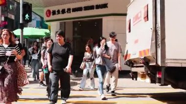 Hong Kong 'da insanlar karşıdan karşıya geçiyor.